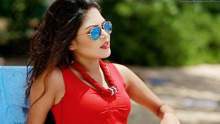 রোদে সানগ্লাস ব্যবহার