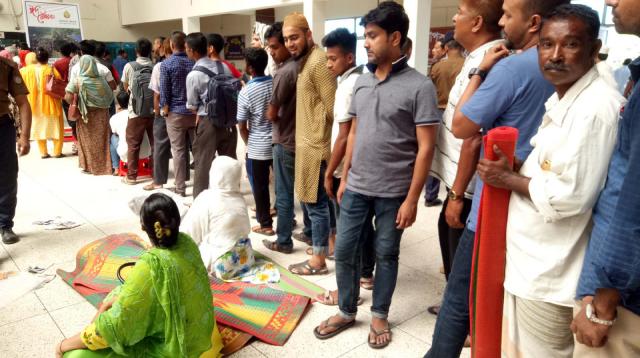 ফিরতি টিকিট পেতেও রাত-দিন লাইনে