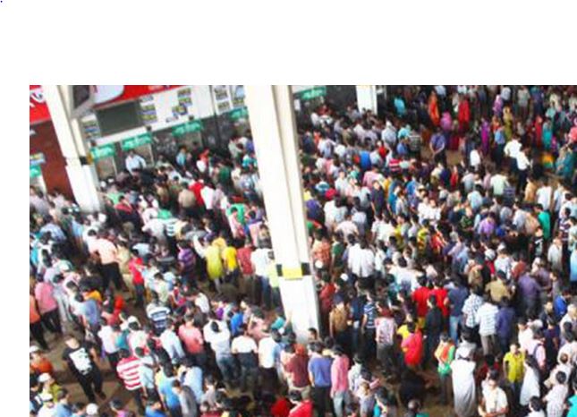 ঈদযাত্রায় রেলের টিকিট কিনতে কমলাপুরে ভিড়