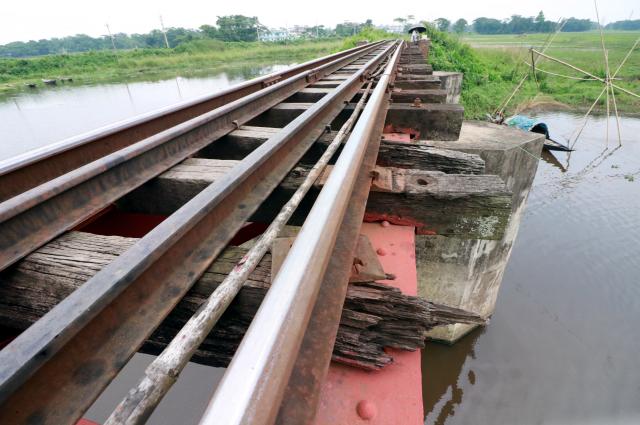 খসে পড়েছে স্লিপারের কাঠ