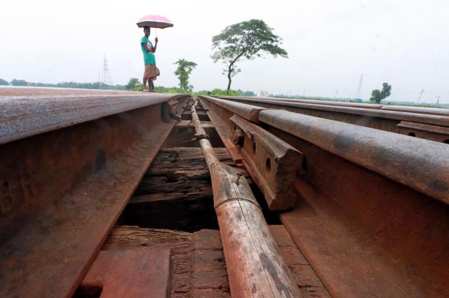 রেলের সেতুতে বাঁশ