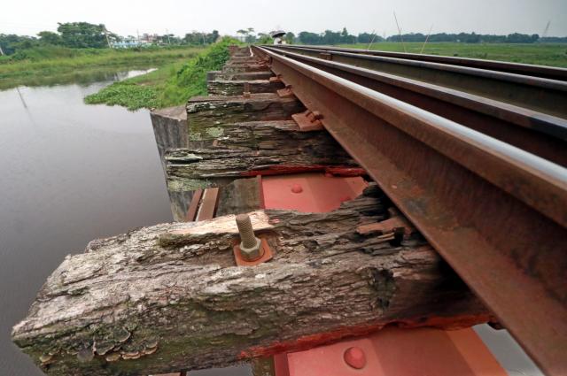 রেলের সেতুতে বাঁশ