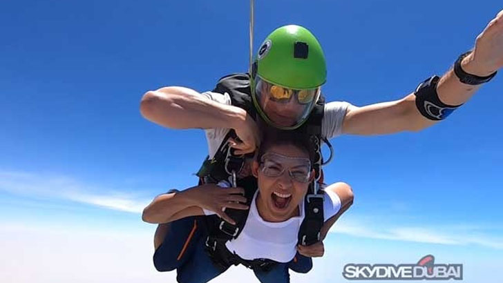 ১৩ হাজার ফুট উঁচু থেকে শূন্যে ঝাঁপ দিলেন মেহজাবিন!