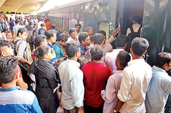সিডিউল মেনে চলছে অধিকাংশ ট্রেন, ছাদে নেই যাত্রী