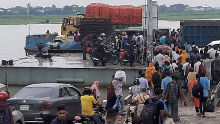 রাজধানীতে ফিরছে মানুষ, নৌপথে উপচে পড়া ভিড়