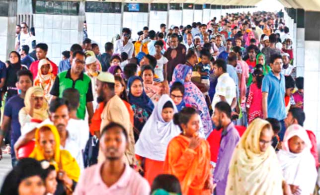 ঘরে ফেরা মানুষের ভিড় সড়ক, রেল ও নৌ টার্মিনালে