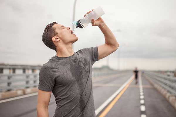 দাঁড়িয়ে পানি পান স্বাস্থ্যঝুঁকি বাড়ায়