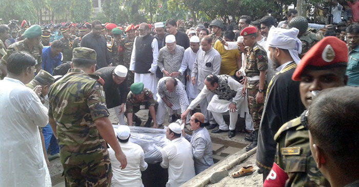 মাটির বিছানায় শায়িত এরশাদ