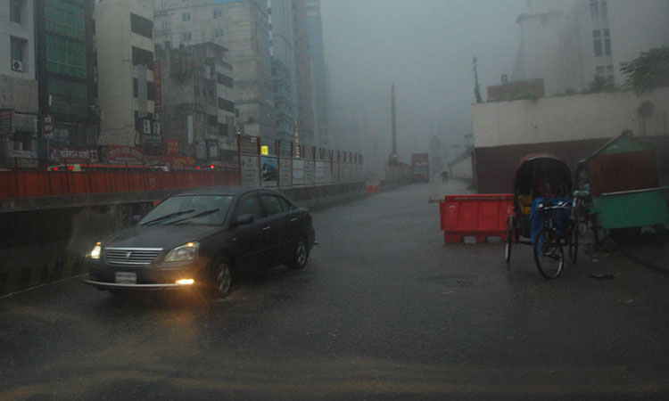 আজও ভারী বর্ষণের সঙ্গে পাহাড় ধসে শঙ্কা