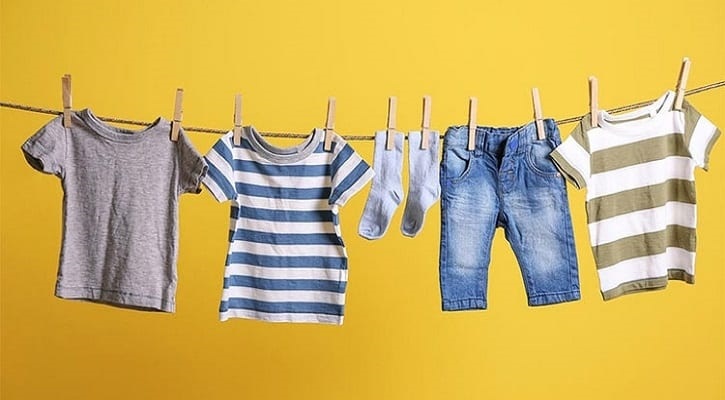 বর্ষায় কাপড়ের স্যাঁতসেঁতে গন্ধ দূর করার উপায়